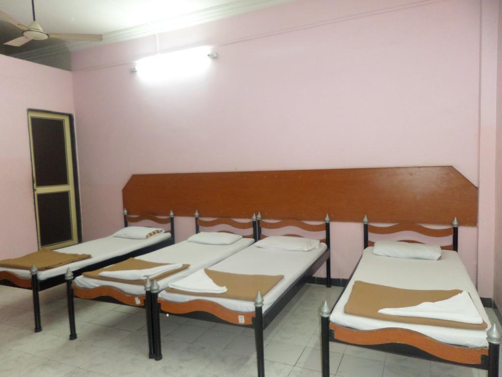 Chalukya Deluxe Hotel Колхапур Екстериор снимка
