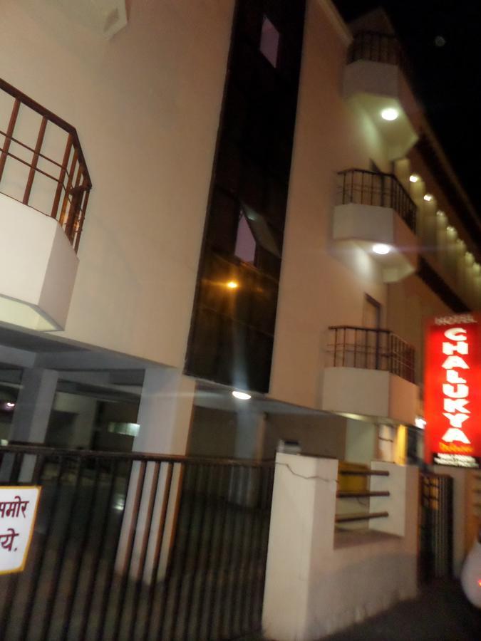 Chalukya Deluxe Hotel Колхапур Екстериор снимка